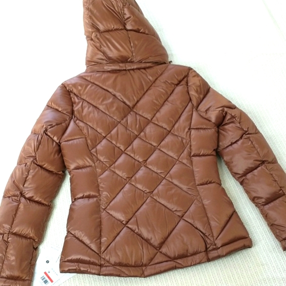A cozy puffer coat with a shine finish. Calvin Klein. 7 F warmth factor size XS - Picture 3 of 12